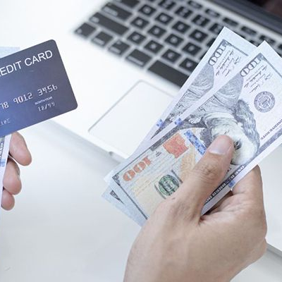 Tại sao nên tất toán thẻ tín dụng đúng hạn? Tác động của Lãi suất kép lên nợ thẻ